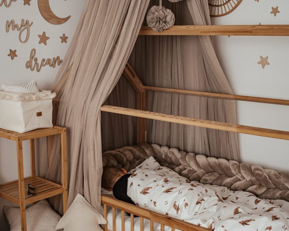 Baldachin Tüll mit Pompons – zur Deckenmontage Baldachin Tüll mit Pompons – zur Deckenmontage