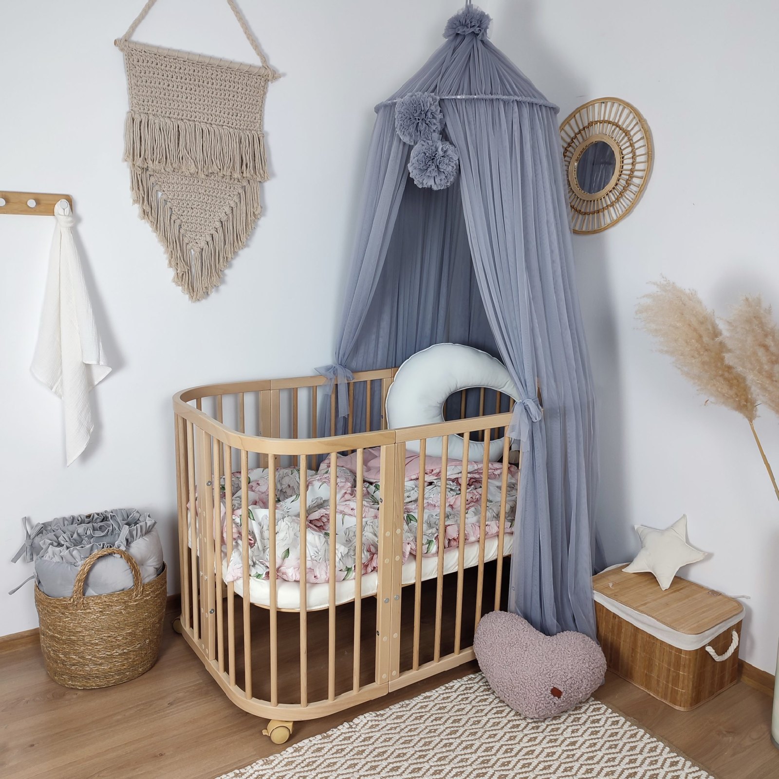 Baldachin Tüll mit Pompons – zur Deckenmontage Baldachin Tüll mit Pompons – zur Deckenmontage