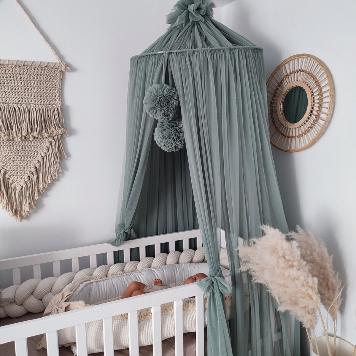 Baldachin Tüll mit Pompons – zur Deckenmontage Baldachin Tüll mit Pompons – zur Deckenmontage
