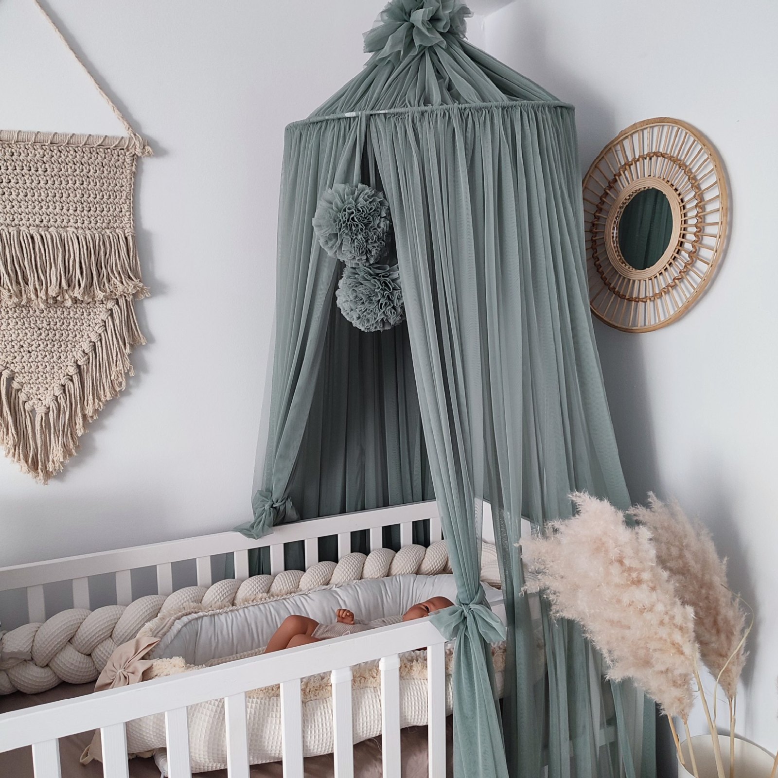 Baldachin Tüll mit Pompons – zur Deckenmontage Baldachin Tüll mit Pompons – zur Deckenmontage