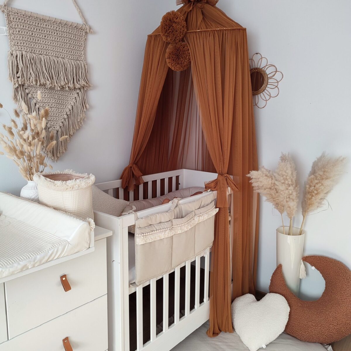 Baldachin Tüll mit Pompons – zur Deckenmontage Baldachin Tüll mit Pompons – zur Deckenmontage