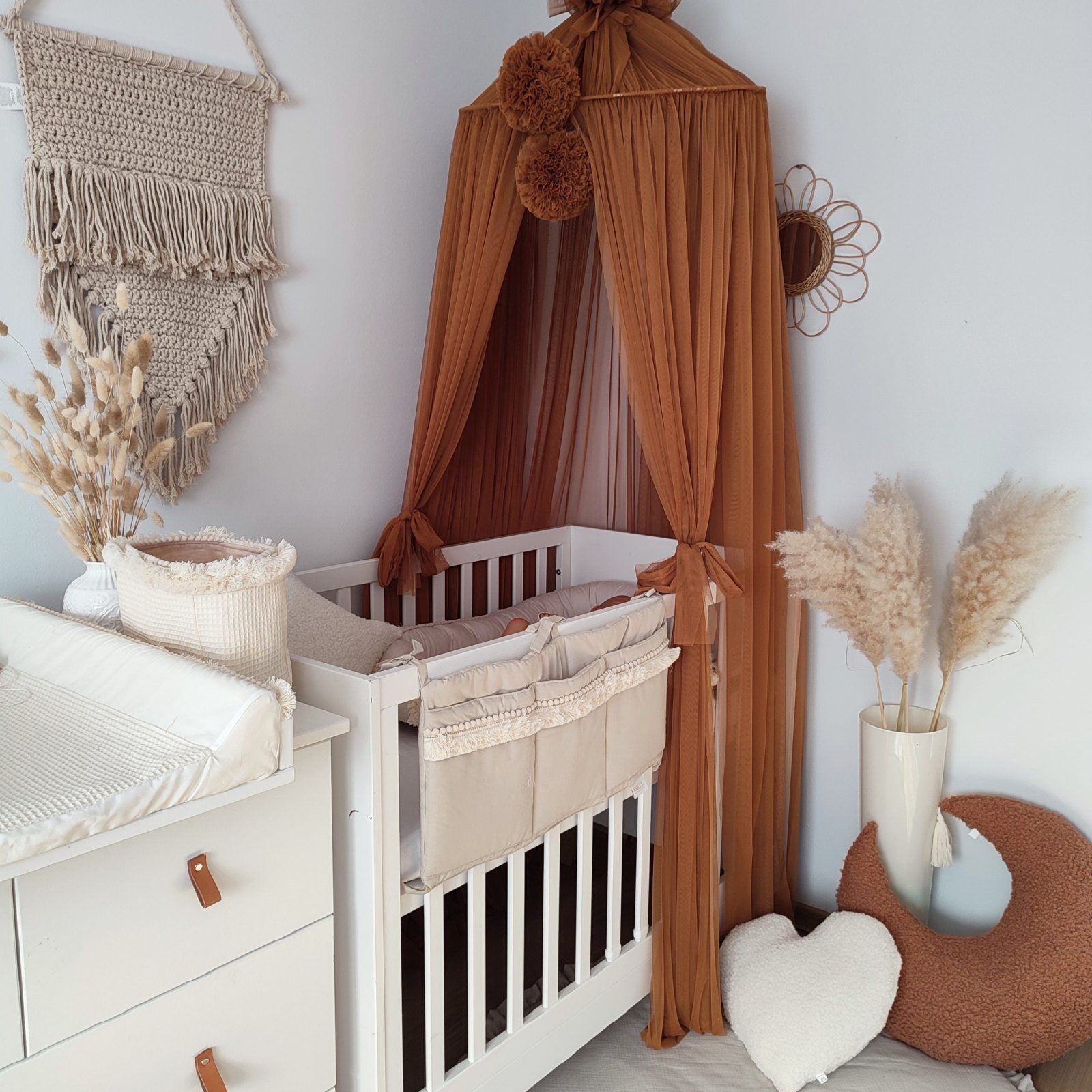 Baldachin Tüll mit Pompons – zur Deckenmontage Baldachin Tüll mit Pompons – zur Deckenmontage