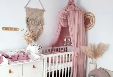 Baldachin Tüll mit Pompons – zur Deckenmontage Baldachin Tüll mit Pompons – zur Deckenmontage