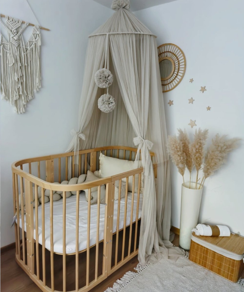 Baldachin Tüll mit Pompons – zur Deckenmontage Baldachin Tüll mit Pompons – zur Deckenmontage