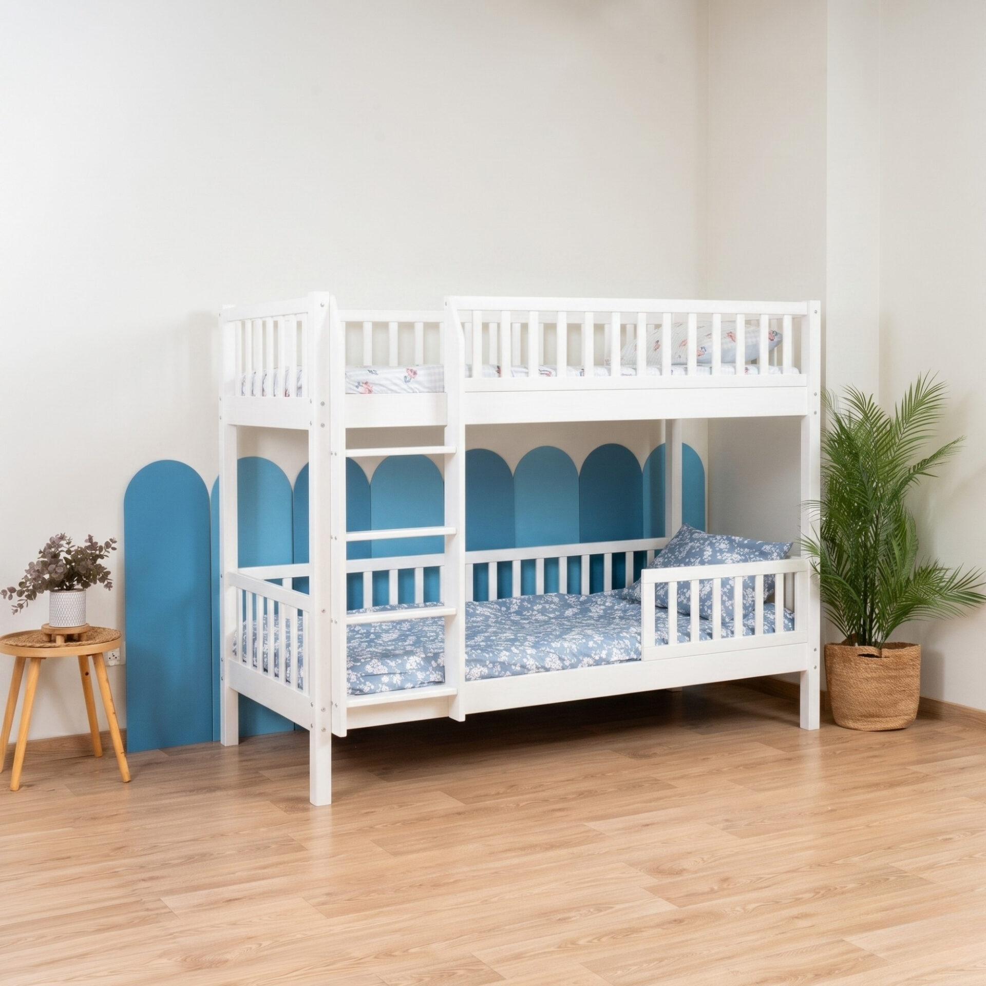 Etagenbett für Kinder KOSMO – Weiss, mit Rausfallschutz unten (1) Etagenbett für Kinder KOSMO aus Kiefernholz, Weiss, mit Rausfallschutz unten
