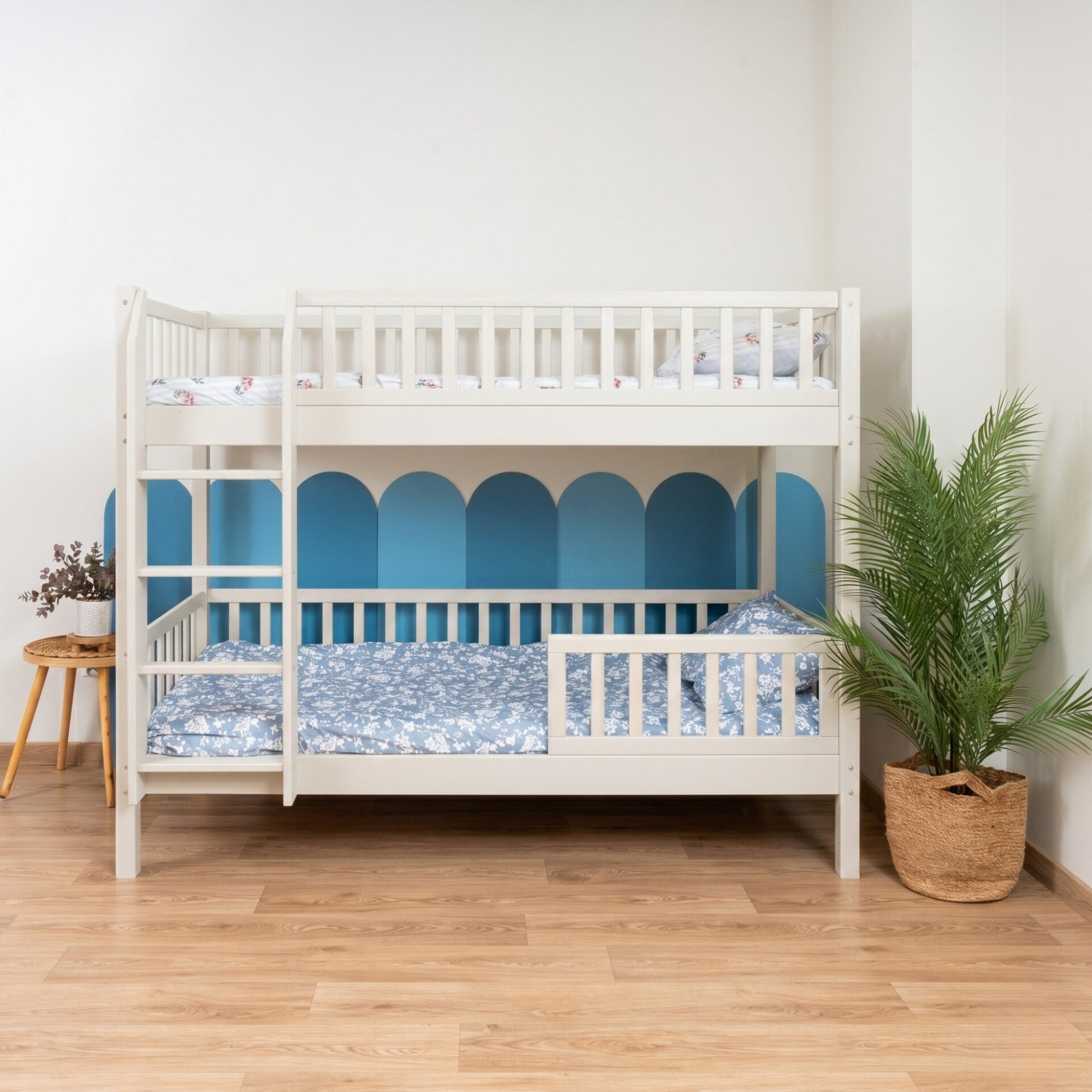 Etagenbett für Kinder KOSMO – Kaschmir, mit Rausfallschutz unten (1) Etagenbett für Kinder KOSMO aus Kiefernholz, Kaschmir, mit Rausfallschutz unten