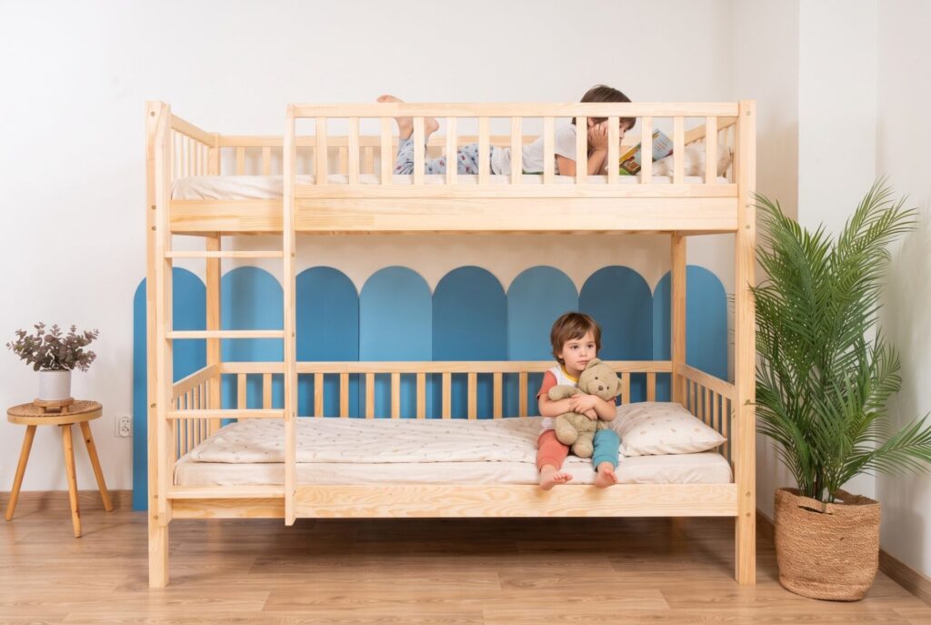 Etagenbett für Kinder KOSMO aus Kiefernholz im Kinderzimmer