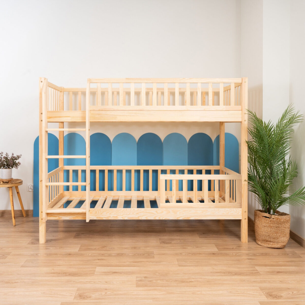 Etagenbett für Kinder KOSMO – Kiefer natur, mit Rausfallschutz unten (1) Etagenbett für Kinder KOSMO aus Kiefernholz, Kiefer natur, mit Rausfallschutz unten
