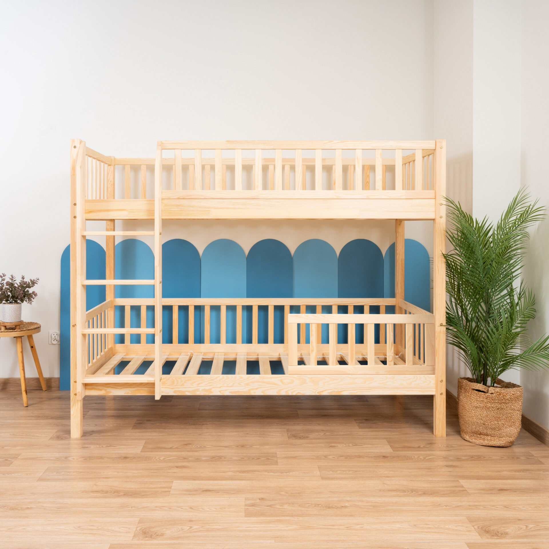 Etagenbett für Kinder KOSMO – Kiefer natur, mit Rausfallschutz unten (1) Etagenbett für Kinder KOSMO aus Kiefernholz, Kiefer natur, mit Rausfallschutz unten