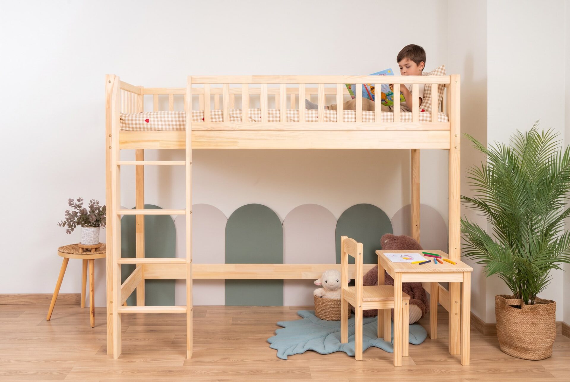 Hochbett KOSMO aus Kiefernholz im Kinderzimmer