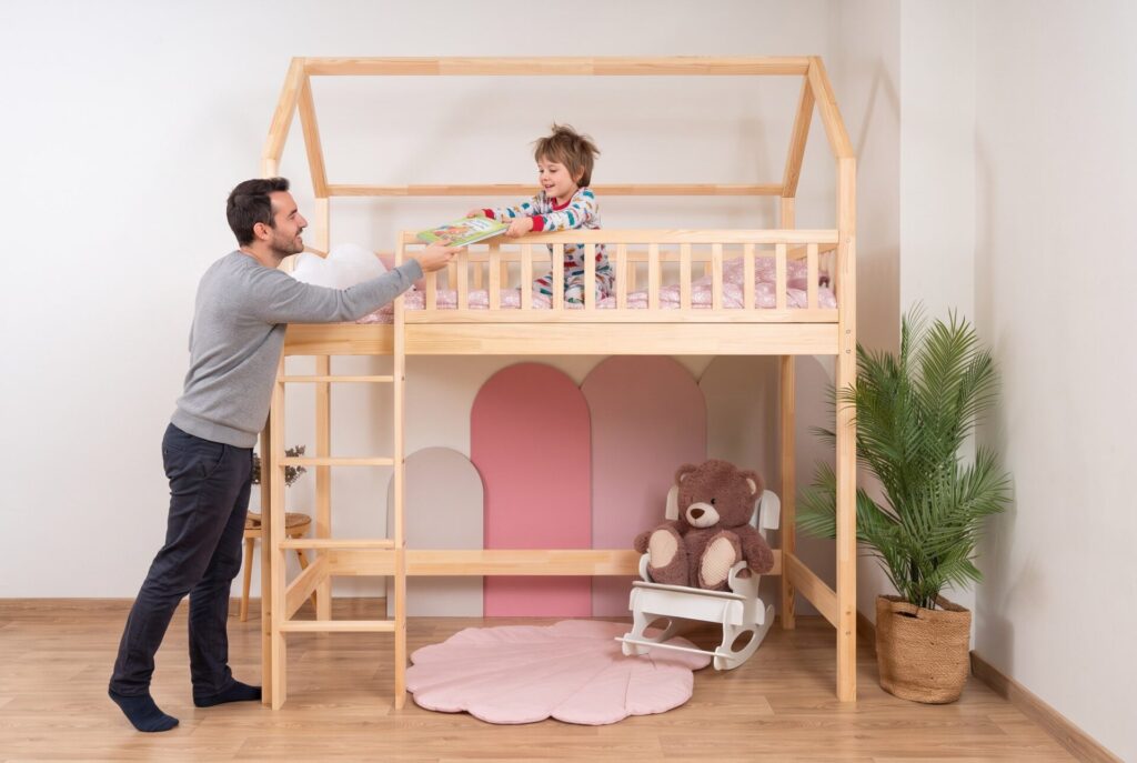 Hochbett KOSMO Long aus Kiefernholz im Kinderzimmer