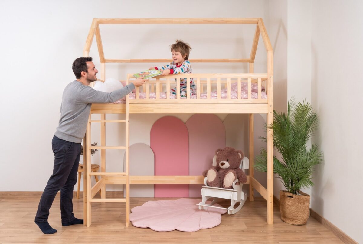 Hochbett KOSMO Long aus Kiefernholz im Kinderzimmer