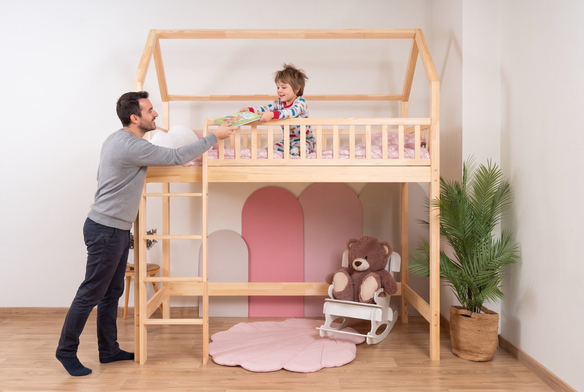 Hochbett KOSMO Long aus Kiefernholz im Kinderzimmer