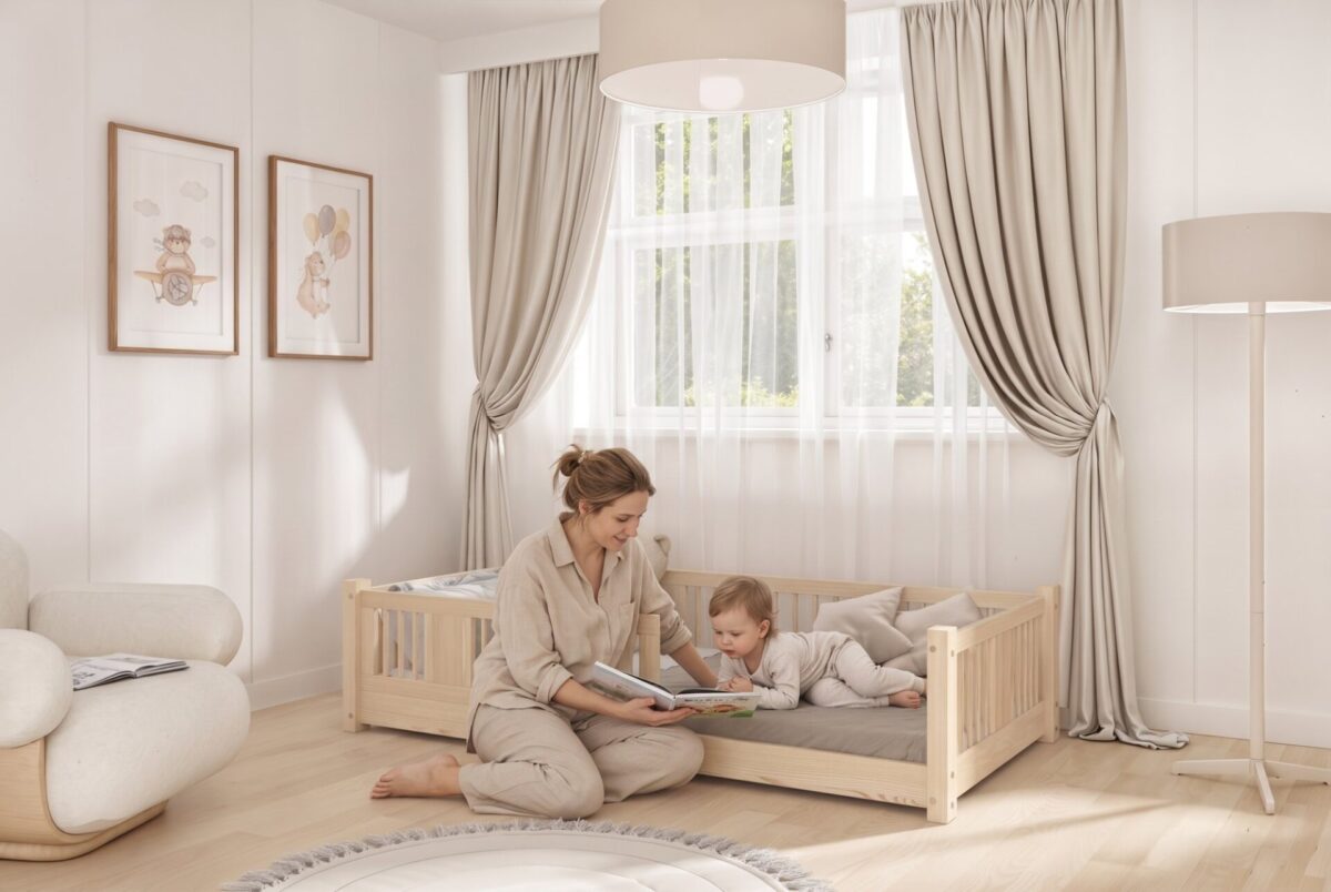 Kinderbett LUNA mini – Vorlesen zu zweit Kinderbett LUNA mini mit Eltern und Kind