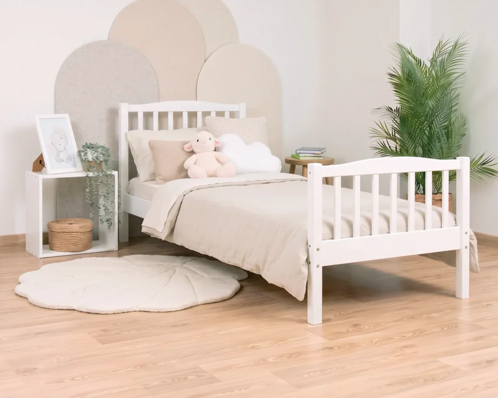 Kinderbett MALVA aus Kiefernholz, Weiss, im Kinderzimmer