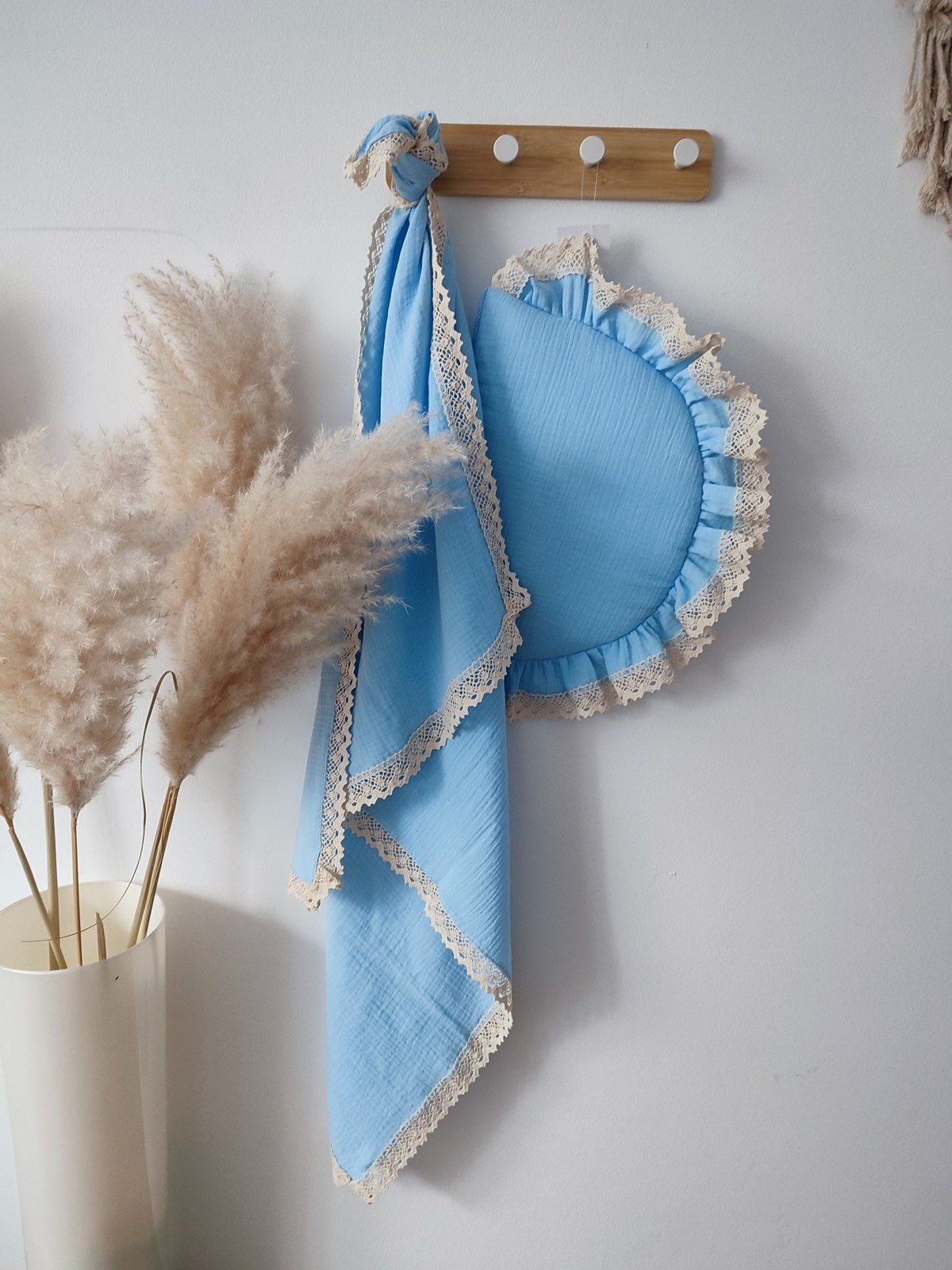 Musselindecke mit Spitze und Kissen – Babyblau