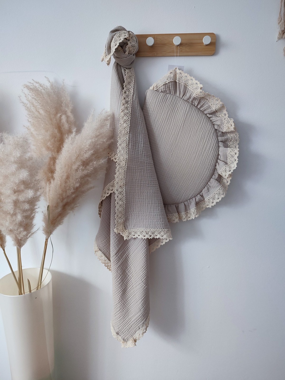 Musselindecke mit Spitze und Kissen – Beige