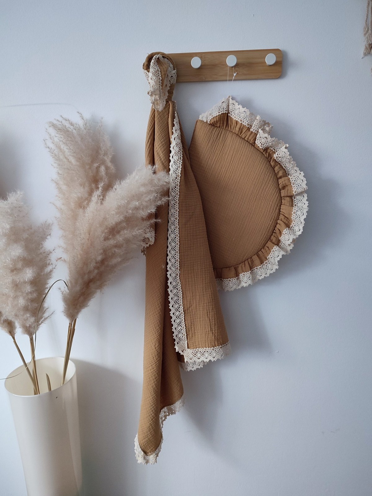 Musselindecke mit Spitze und Kissen – Karamell