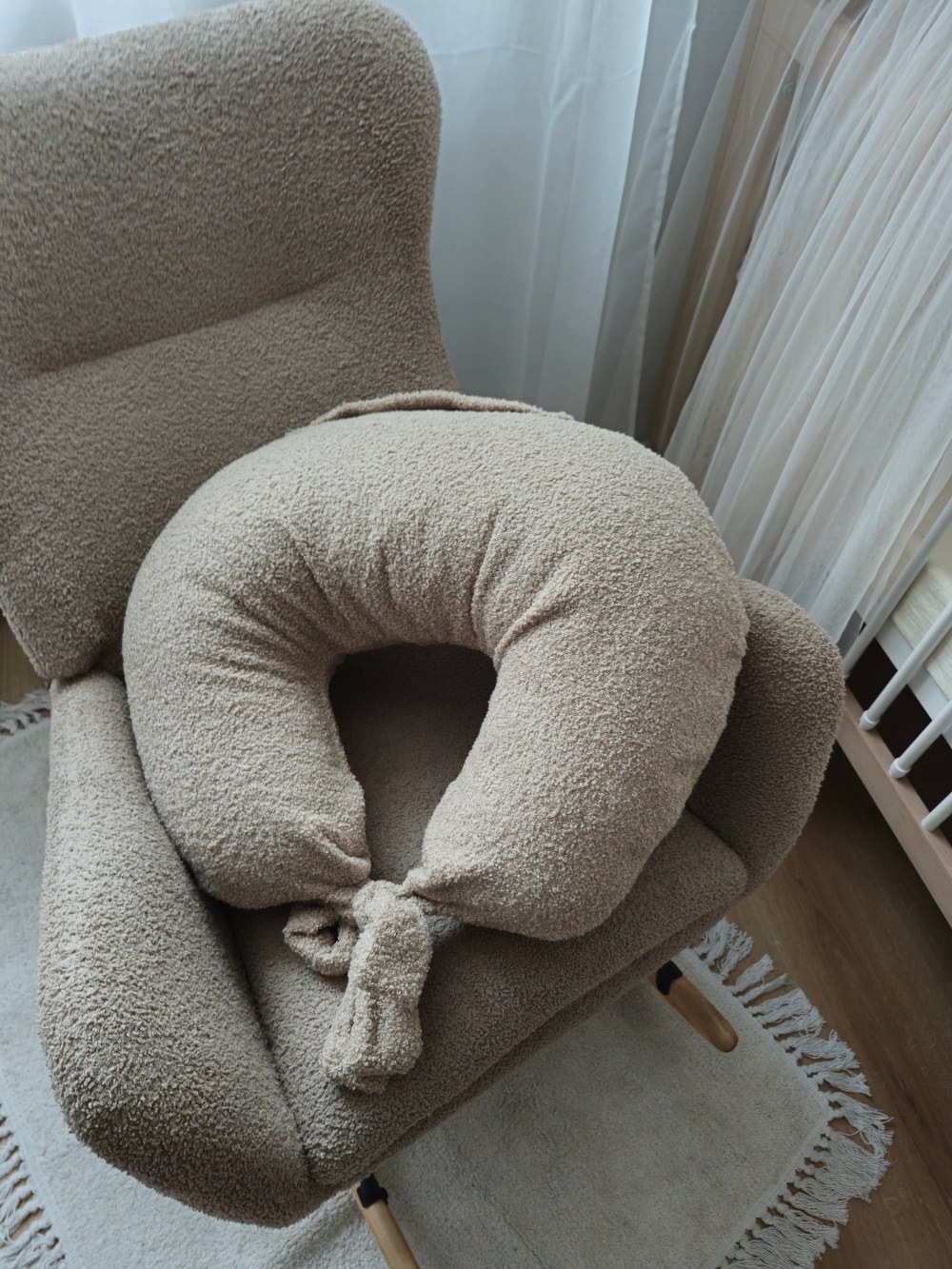 Stillkissen verstellbar mit Bindeband – Bouclé Beige Stillkissen verstellbar mit Bindeband – Bouclé Beige